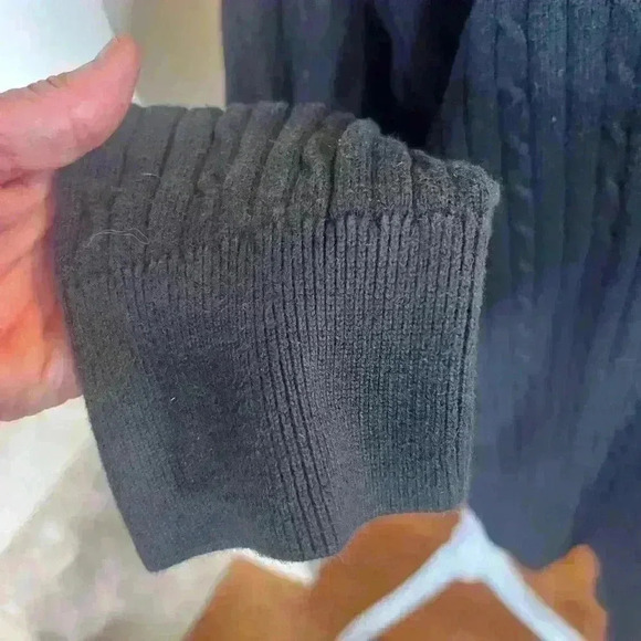 Izod Large black mens v neck sweater. Excellent condition. No imperfections - Picture 7 of 11